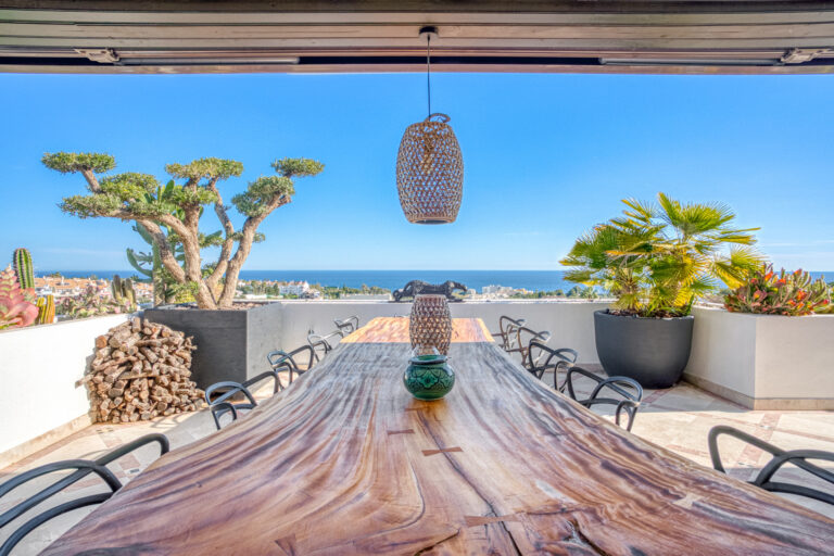 Exploring Modern Luxury Penthouses: Architecture, Technology, and Urban Elegance